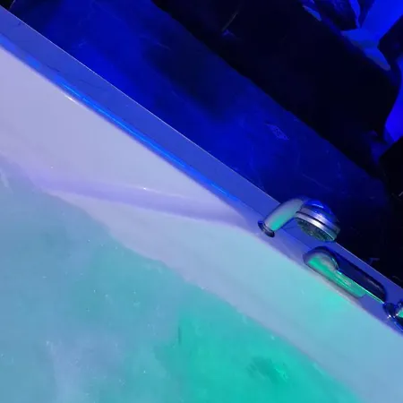 Z Jacuzzi Apartment *